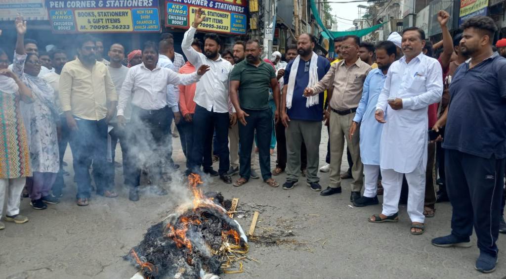 Chief Minister Bhagwant Manns effigy burnt in Patiala in protest against police lathicharge on striking sanitation workers